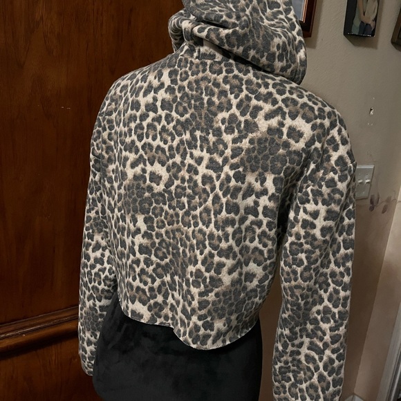 AMP| Tops | Cheetah Print Cropped
Hoodie - Picture 4 of 4